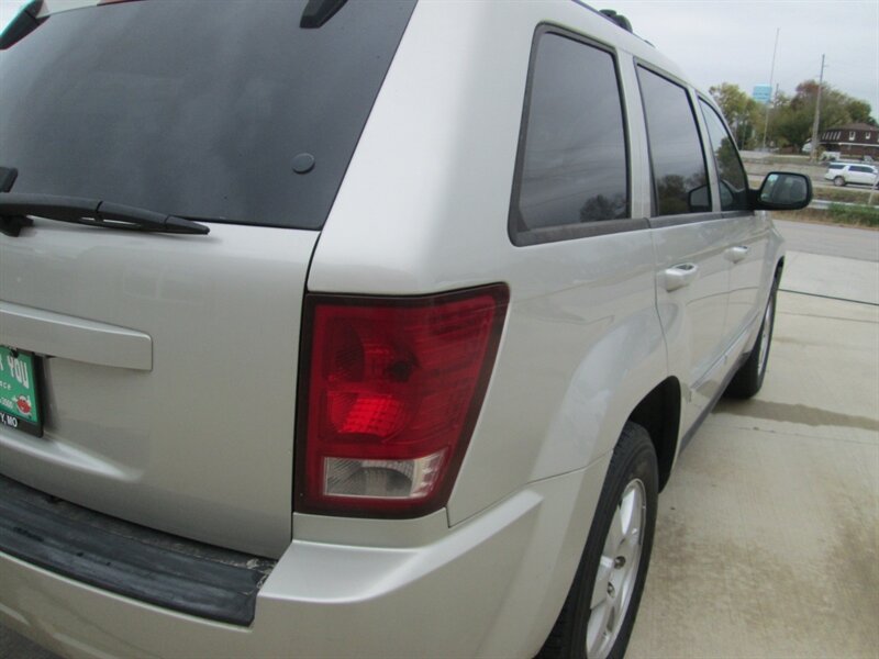 2010 Jeep Grand Cherokee Laredo   - Photo 23 - Pleasant Valley, MO 64068