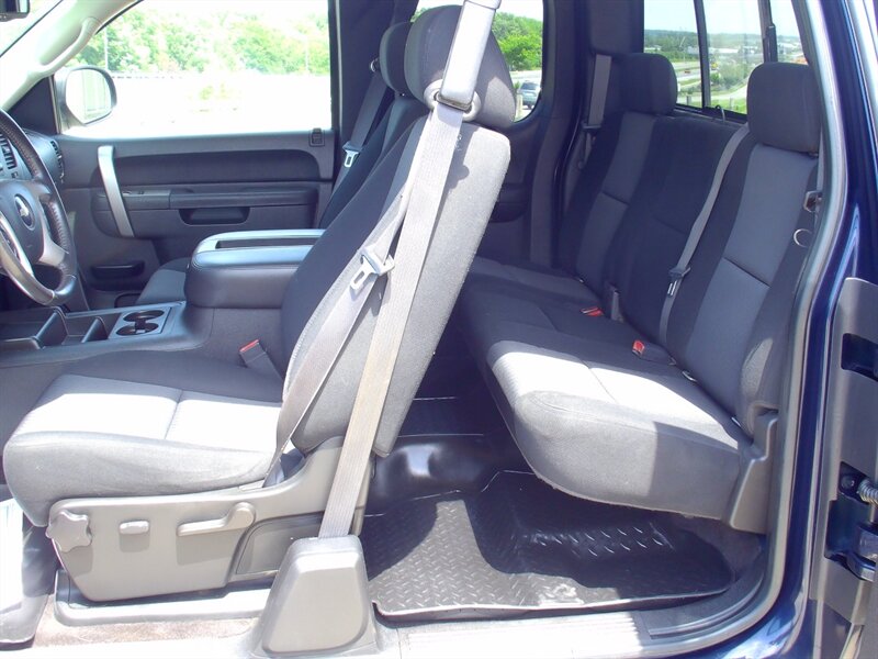 2010 Chevrolet Silverado 1500 LT   - Photo 12 - Pleasant Valley, MO 64068