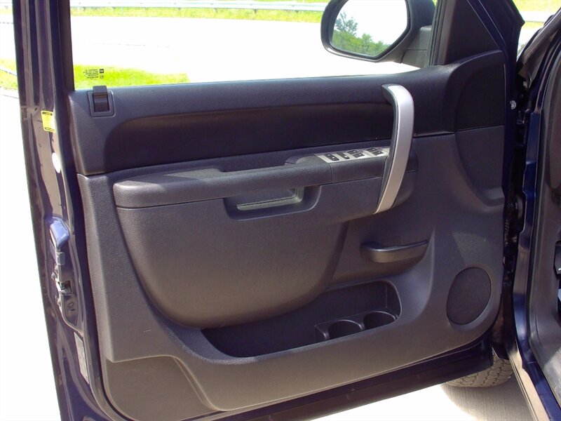 2010 Chevrolet Silverado 1500 LT   - Photo 11 - Pleasant Valley, MO 64068