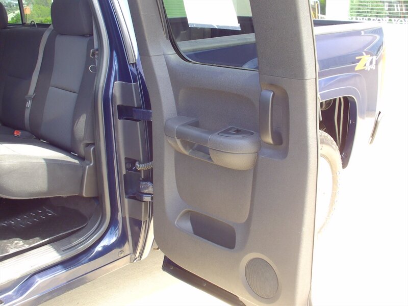 2010 Chevrolet Silverado 1500 LT   - Photo 13 - Pleasant Valley, MO 64068