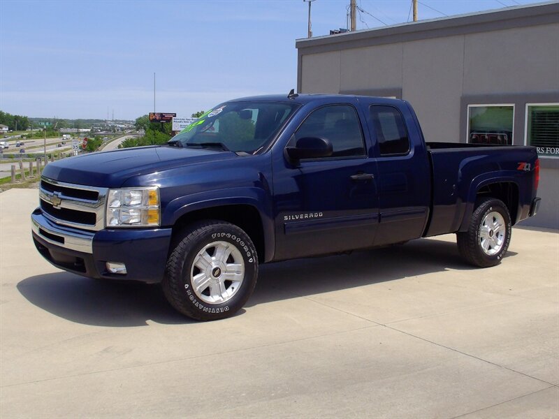 2010 Chevrolet Silverado 1500 LT   - Photo 1 - Pleasant Valley, MO 64068
