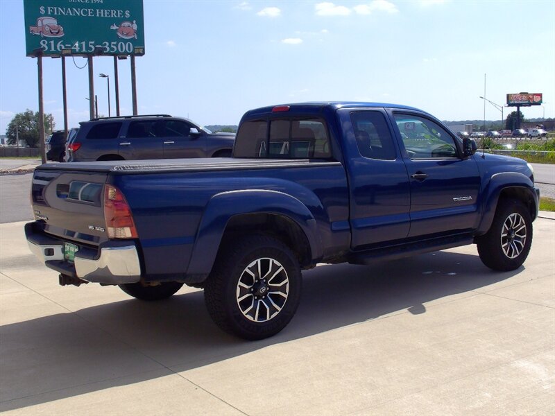 2006 Toyota Tacoma V6 V6 4dr Access Cab - Photo 5 - Pleasant Valley, MO 64068