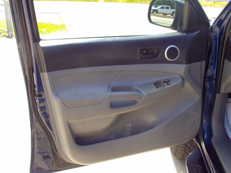 2006 Toyota Tacoma V6 V6 4dr Access Cab - Photo 11 - Pleasant Valley, MO 64068
