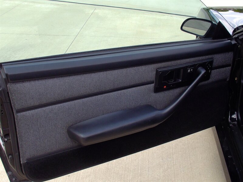 1988 Chevrolet Camaro IROC Z   - Photo 12 - Pleasant Valley, MO 64068
