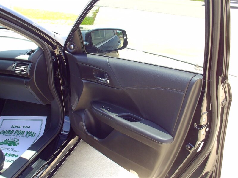 2013 Honda Accord EX-L V6 - Photo 16 - Pleasant Valley, MO 64068