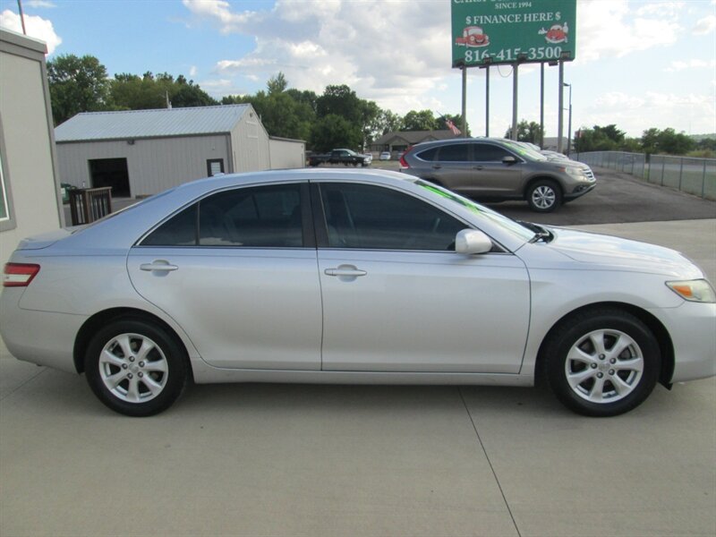 2011 Toyota Camry   - Photo 4 - Pleasant Valley, MO 64068