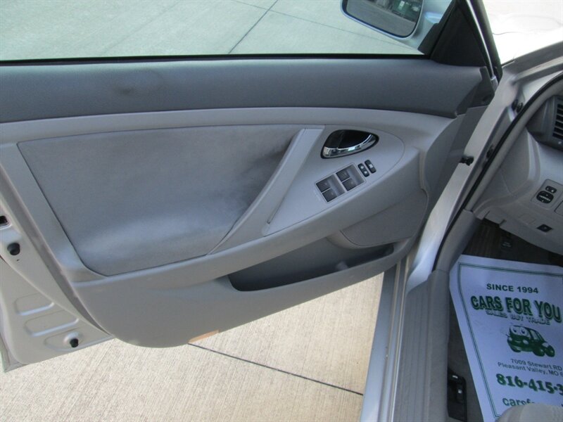 2011 Toyota Camry   - Photo 21 - Pleasant Valley, MO 64068