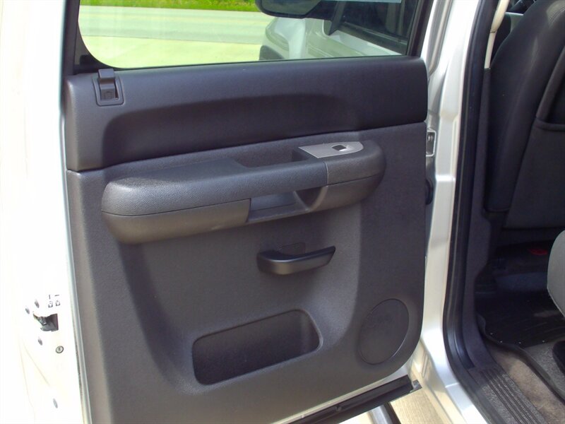 2010 Chevrolet Silverado 1500 LT - Photo 13 - Pleasant Valley, MO 64068