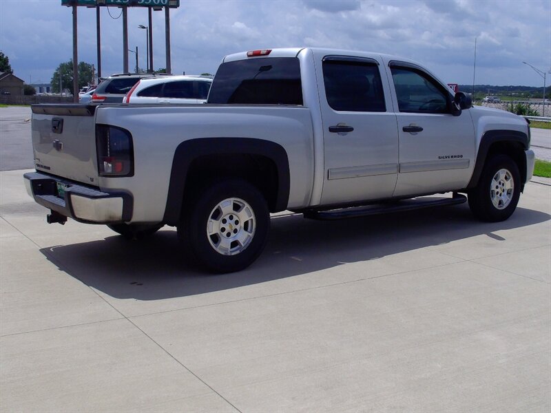 2010 Chevrolet Silverado 1500 LT - Photo 5 - Pleasant Valley, MO 64068