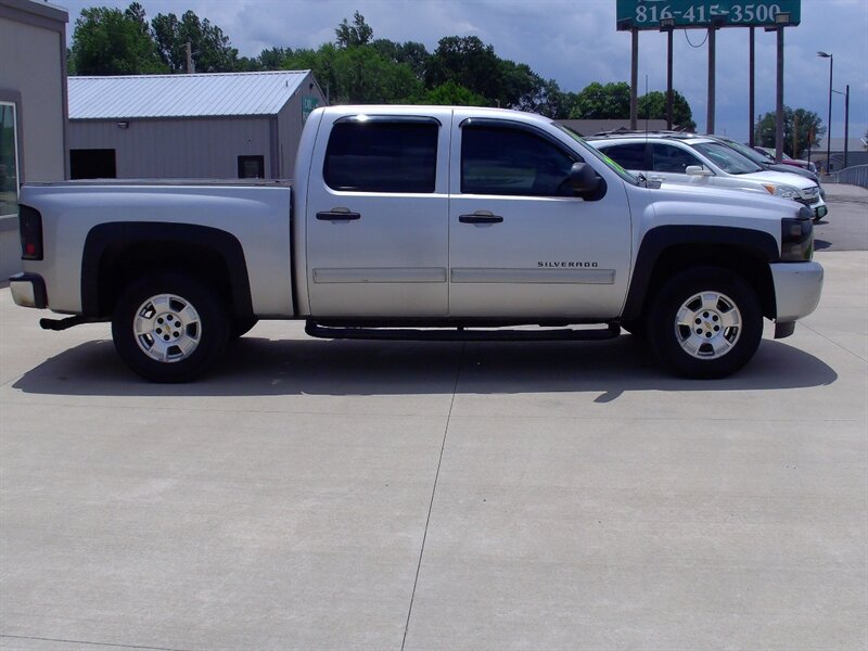2010 Chevrolet Silverado 1500 LT - Photo 4 - Pleasant Valley, MO 64068