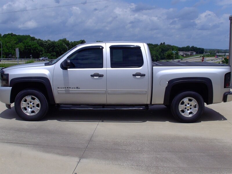 2010 Chevrolet Silverado 1500 LT - Photo 8 - Pleasant Valley, MO 64068