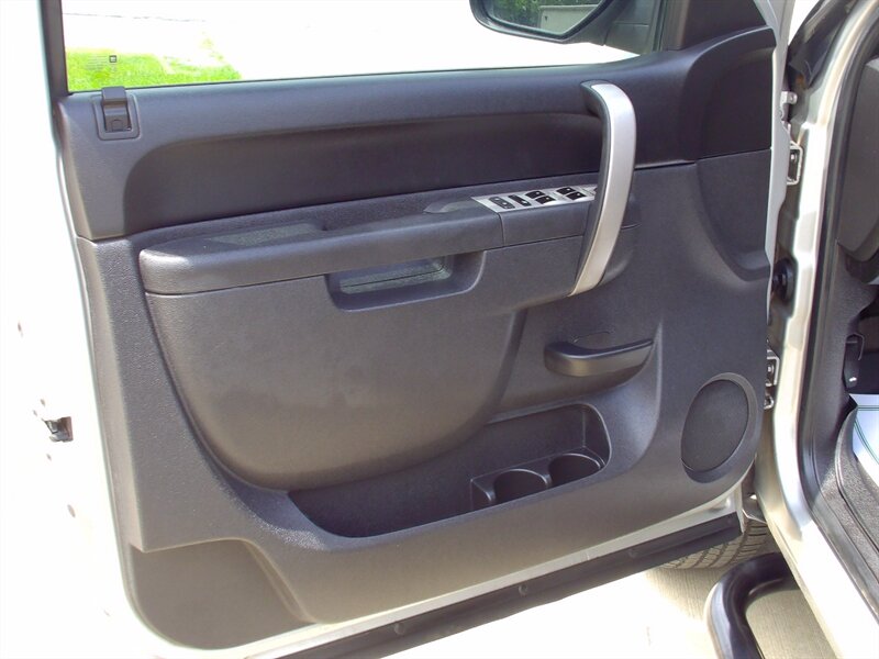 2010 Chevrolet Silverado 1500 LT - Photo 11 - Pleasant Valley, MO 64068