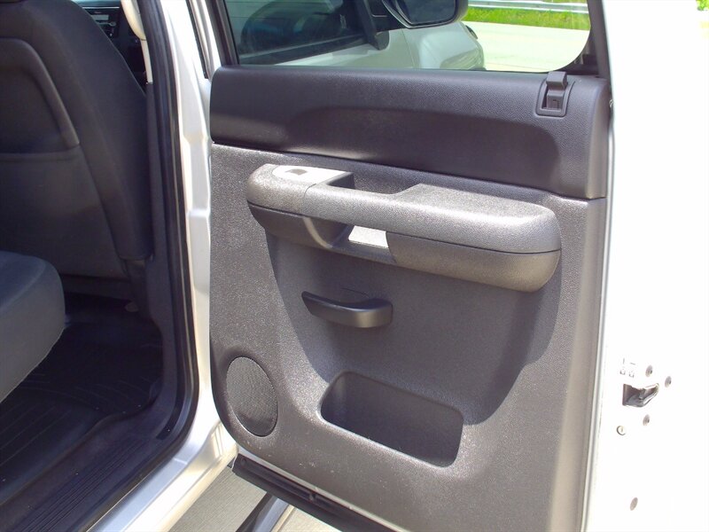 2010 Chevrolet Silverado 1500 LT - Photo 18 - Pleasant Valley, MO 64068