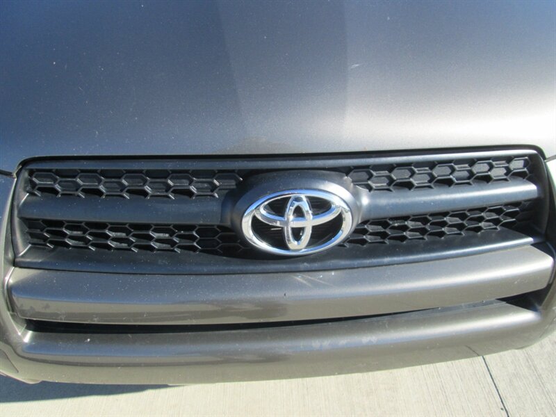 2011 Toyota RAV4   - Photo 27 - Pleasant Valley, MO 64068