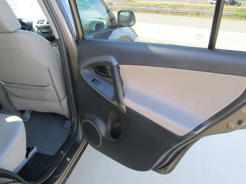 2011 Toyota RAV4   - Photo 18 - Pleasant Valley, MO 64068