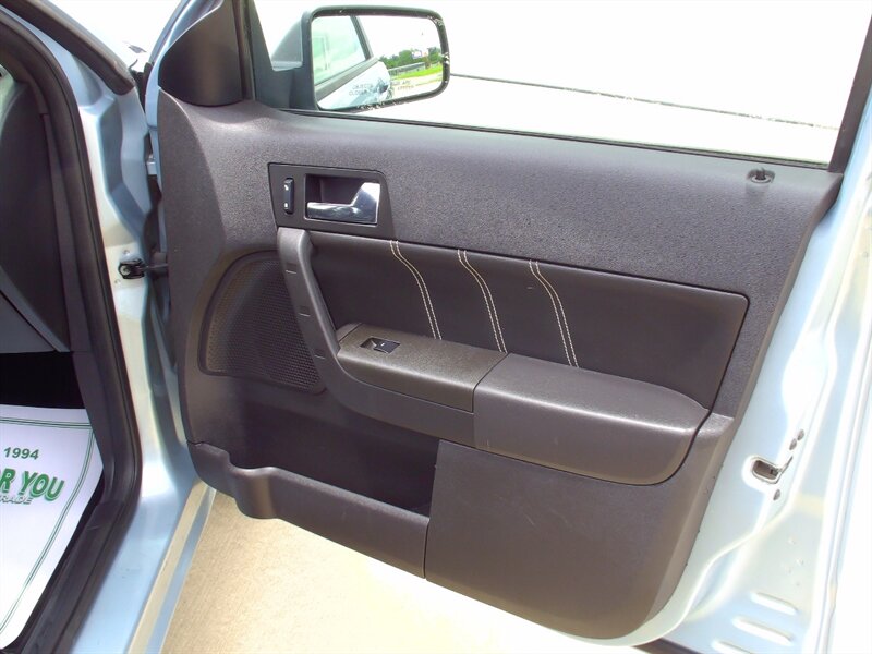 2009 Ford Focus SEL - Photo 16 - Pleasant Valley, MO 64068