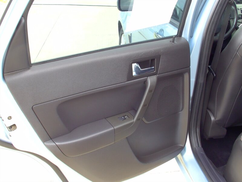 2009 Ford Focus SEL - Photo 13 - Pleasant Valley, MO 64068