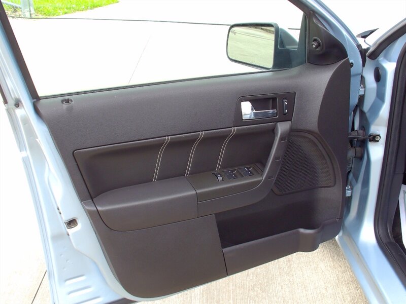 2009 Ford Focus SEL - Photo 11 - Pleasant Valley, MO 64068