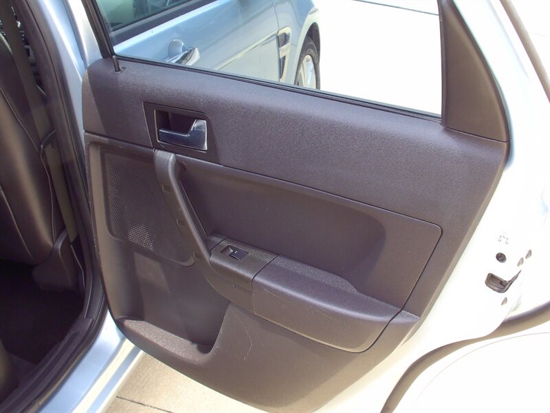 2009 Ford Focus SEL - Photo 18 - Pleasant Valley, MO 64068