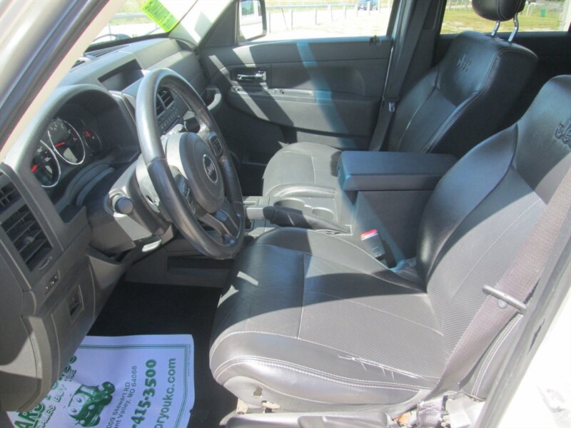 2012 Jeep Liberty Sport   - Photo 10 - Pleasant Valley, MO 64068