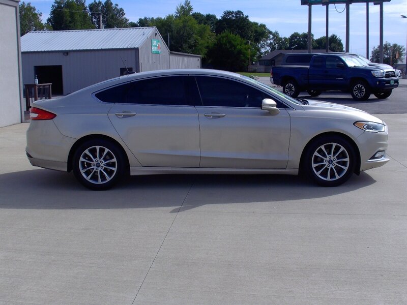 2017 Ford Fusion SE   - Photo 4 - Pleasant Valley, MO 64068