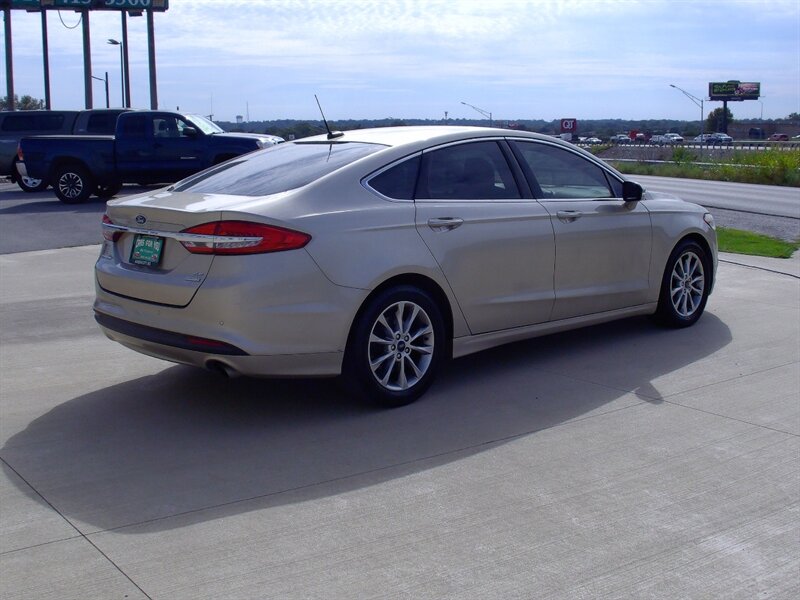 2017 Ford Fusion SE   - Photo 5 - Pleasant Valley, MO 64068