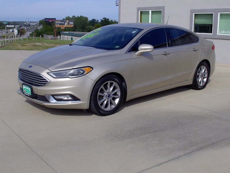 2017 Ford Fusion SE   - Photo 1 - Pleasant Valley, MO 64068