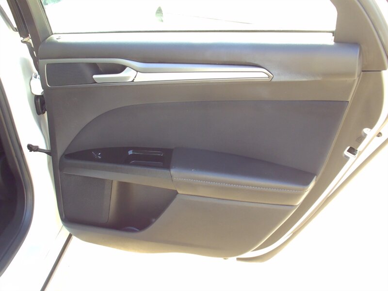 2015 Ford Fusion SE   - Photo 18 - Pleasant Valley, MO 64068