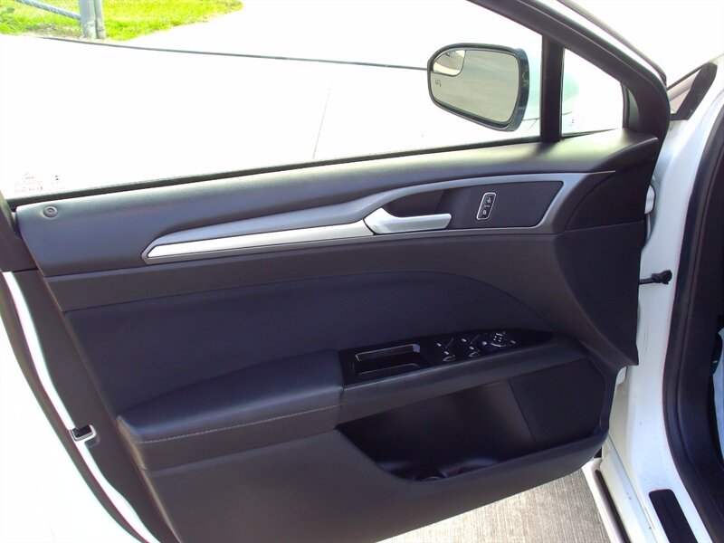 2015 Ford Fusion SE   - Photo 11 - Pleasant Valley, MO 64068