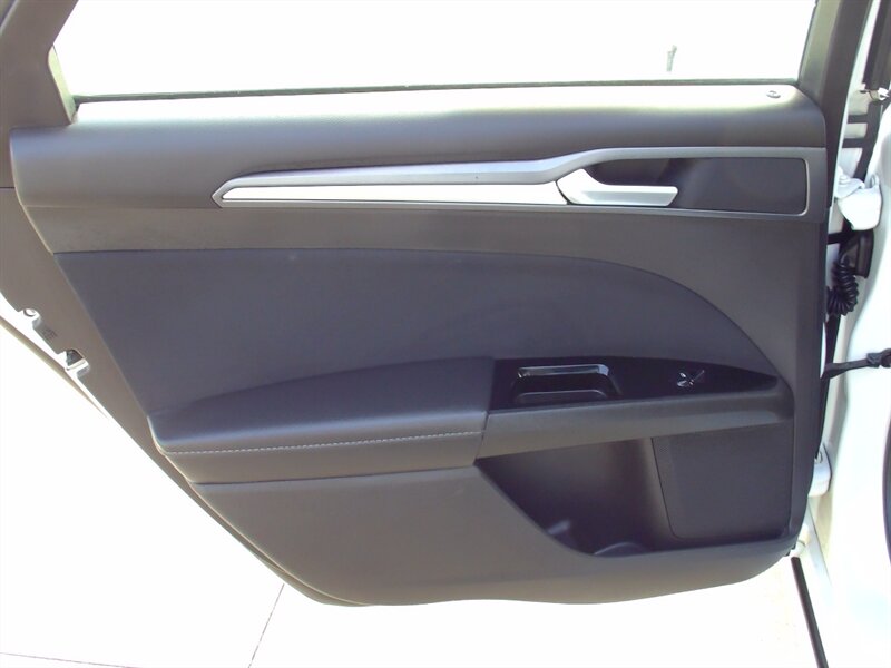 2015 Ford Fusion SE   - Photo 13 - Pleasant Valley, MO 64068