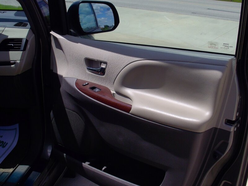2012 Toyota Sienna XLE 8-Passenger   - Photo 16 - Pleasant Valley, MO 64068