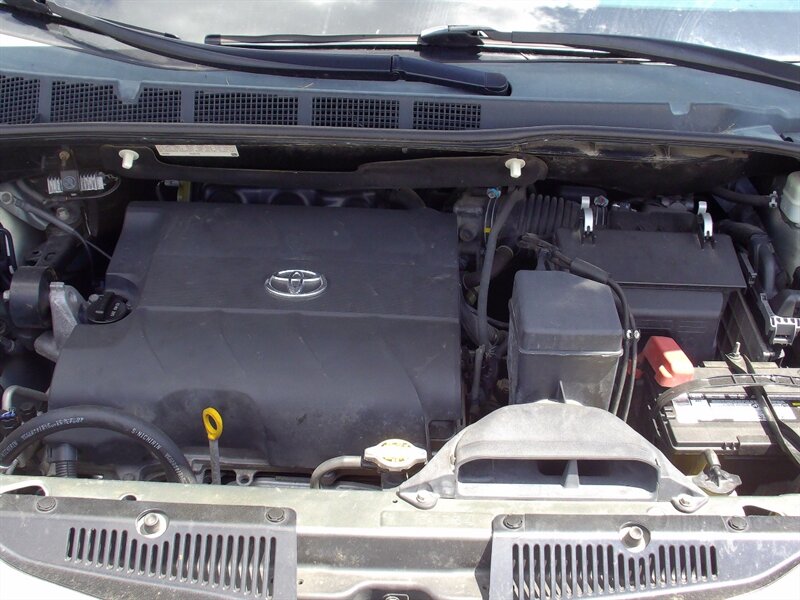 2012 Toyota Sienna XLE 8-Passenger   - Photo 37 - Pleasant Valley, MO 64068