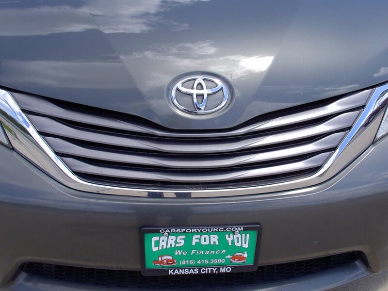 2012 Toyota Sienna XLE 8-Passenger   - Photo 29 - Pleasant Valley, MO 64068