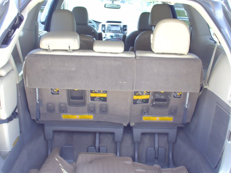 2012 Toyota Sienna XLE 8-Passenger   - Photo 24 - Pleasant Valley, MO 64068