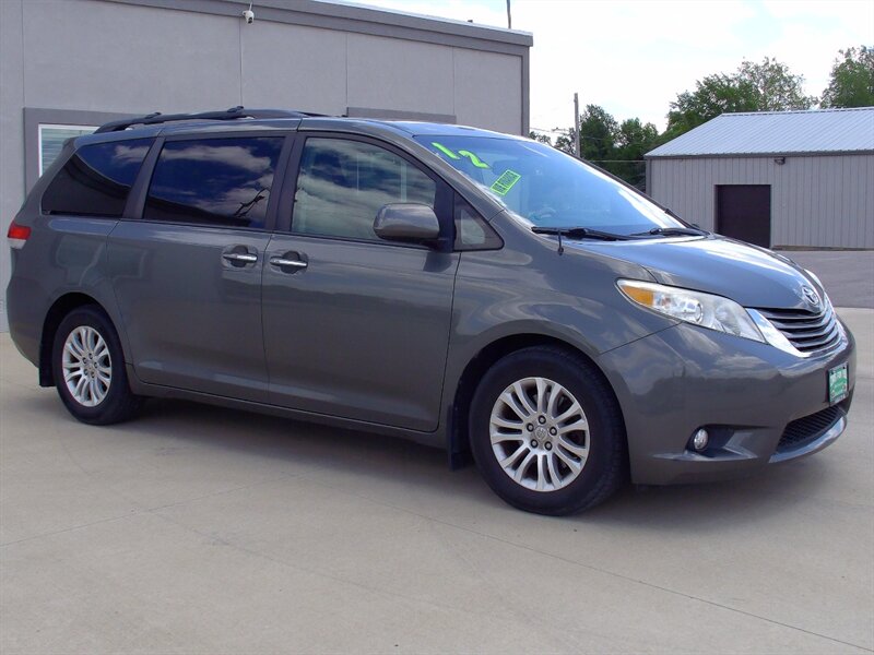2012 Toyota Sienna XLE 8-Passenger   - Photo 3 - Pleasant Valley, MO 64068