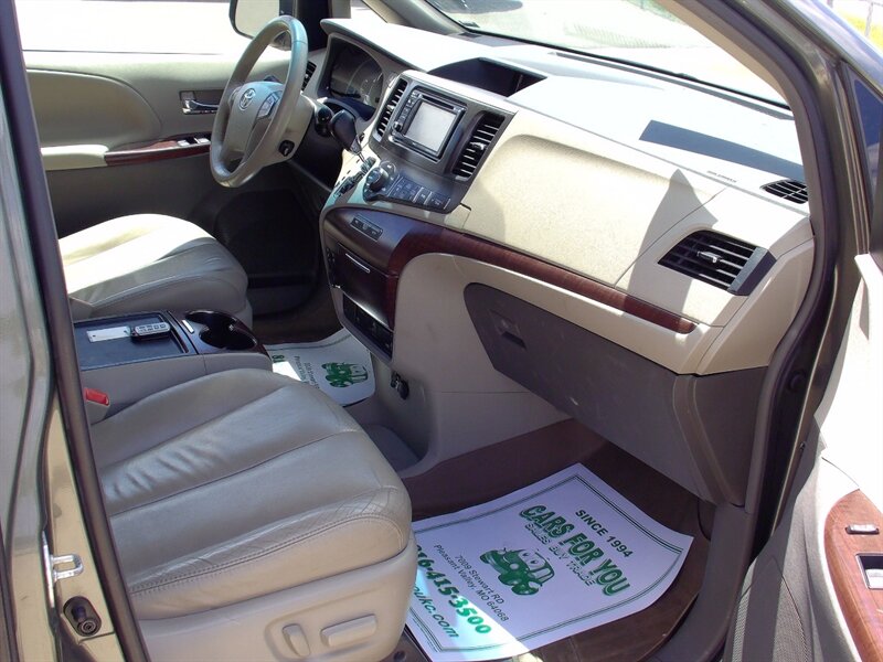 2012 Toyota Sienna XLE 8-Passenger   - Photo 14 - Pleasant Valley, MO 64068
