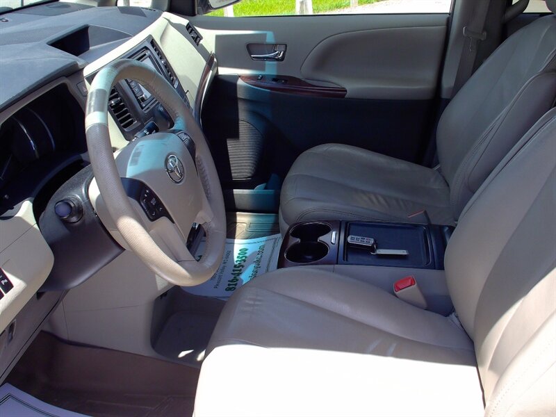 2012 Toyota Sienna XLE 8-Passenger   - Photo 10 - Pleasant Valley, MO 64068