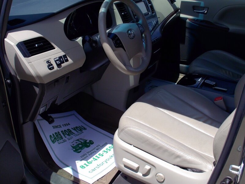 2012 Toyota Sienna XLE 8-Passenger   - Photo 9 - Pleasant Valley, MO 64068