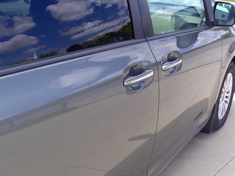 2012 Toyota Sienna XLE 8-Passenger   - Photo 33 - Pleasant Valley, MO 64068