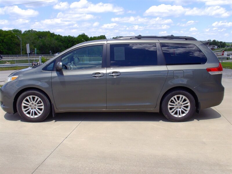 2012 Toyota Sienna XLE 8-Passenger   - Photo 8 - Pleasant Valley, MO 64068