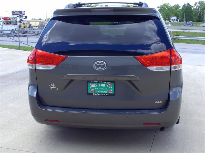 2012 Toyota Sienna XLE 8-Passenger   - Photo 6 - Pleasant Valley, MO 64068