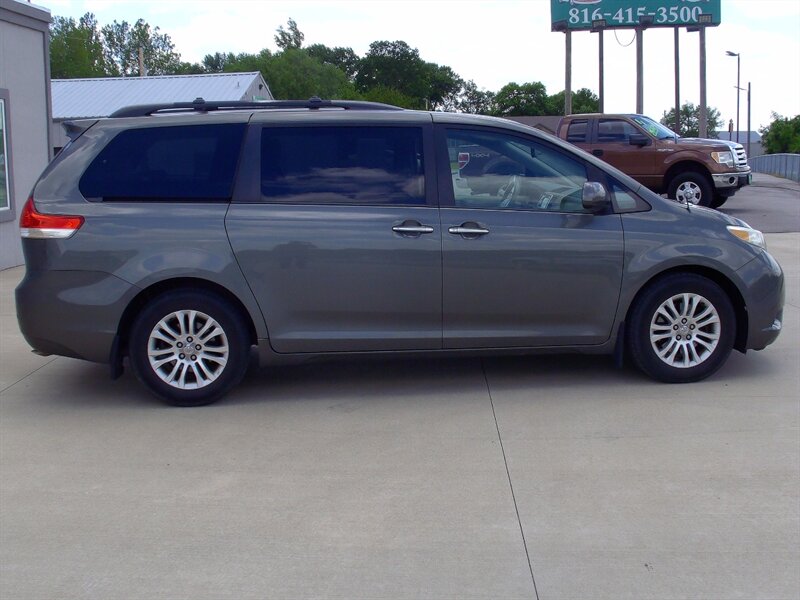2012 Toyota Sienna XLE 8-Passenger   - Photo 4 - Pleasant Valley, MO 64068