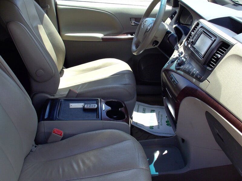 2012 Toyota Sienna XLE 8-Passenger   - Photo 15 - Pleasant Valley, MO 64068