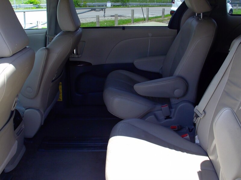 2012 Toyota Sienna XLE 8-Passenger   - Photo 12 - Pleasant Valley, MO 64068