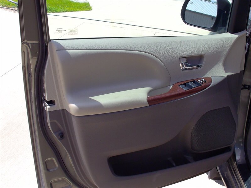 2012 Toyota Sienna XLE 8-Passenger   - Photo 11 - Pleasant Valley, MO 64068