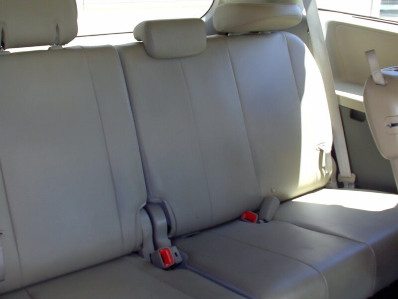 2012 Toyota Sienna XLE 8-Passenger   - Photo 18 - Pleasant Valley, MO 64068