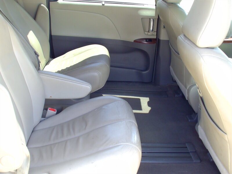 2012 Toyota Sienna XLE 8-Passenger   - Photo 17 - Pleasant Valley, MO 64068