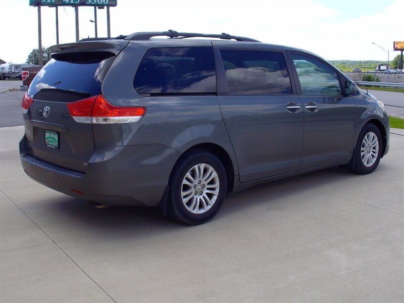 2012 Toyota Sienna XLE 8-Passenger   - Photo 5 - Pleasant Valley, MO 64068