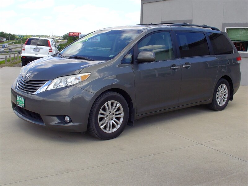 2012 Toyota Sienna XLE V6 7-Passenger Access Seat's photo