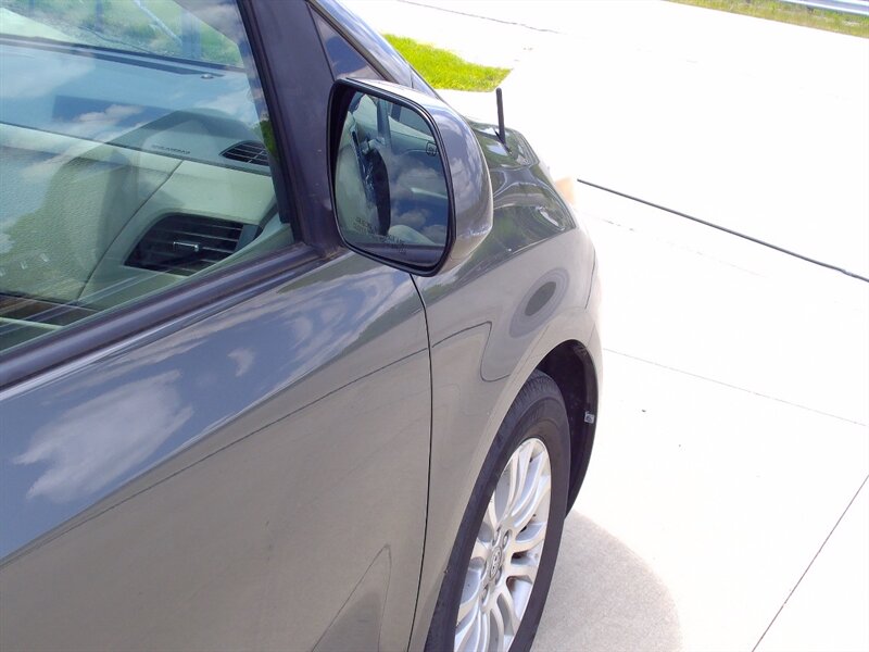 2012 Toyota Sienna XLE 8-Passenger   - Photo 32 - Pleasant Valley, MO 64068